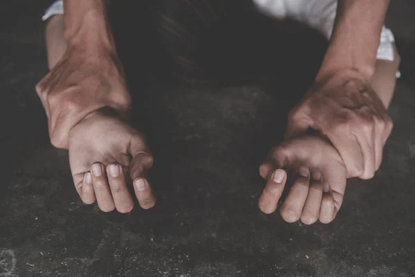 Nahaufnahme der Hand eines Mannes, der einer Frau die Hand hält, wegen Vergewaltigung und sexuellen Missbrauchs — Stockfoto