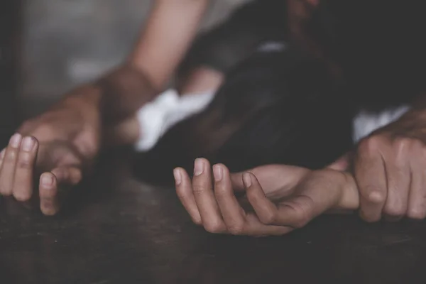 Primo piano di mani di uomo che tengono una donna per mano per stupro e sessuale — Foto Stock