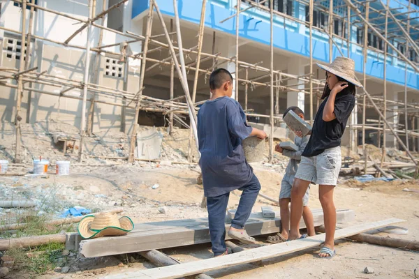 Çocuk işçiliği kavramı, Yoksul çocuklar çalışmak zorunda 