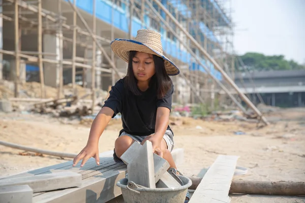 Inşaat alanında erkek işçi, çocuk işçikarşı, — Stok fotoğraf