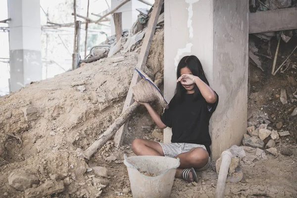 Çocuk işçiliği kavramı, zavallı kız olduktan sonra ağlayarak oturdu — Stok fotoğraf