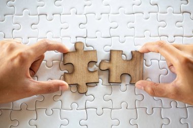 Görevi tamamlamak için bilmecenin bağlayan closeup el