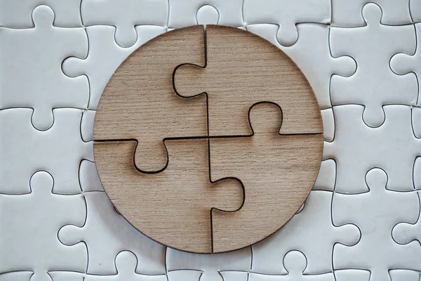 4 Quattro pezzi di puzzle marrone su uno sfondo di puzzle bianco, ultimo — Foto Stock