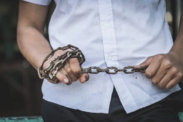 Violencia adolescente, Niños adolescentes con cadenas en las manos, a —  Fotos de Stock
