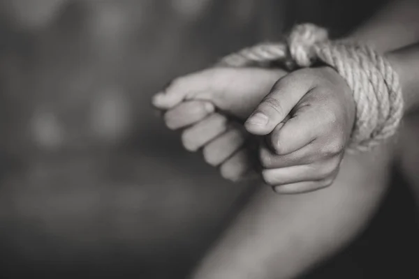 Hopplös barn händer bundna tillsammans med repet, människohandel, — Stockfoto