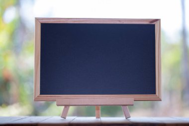 Mini boş yazı tahtası üzerinde kopya alanı ile ahşap masa. chalkbo