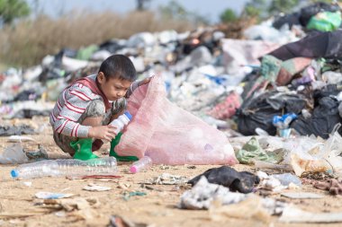 Fakir çocuklar yoksulluk yüzünden çöp topluyor, Junk. 