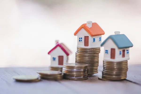 Mini house på bordet, pengar och hus, inteckning, besparingar mon — Stockfoto