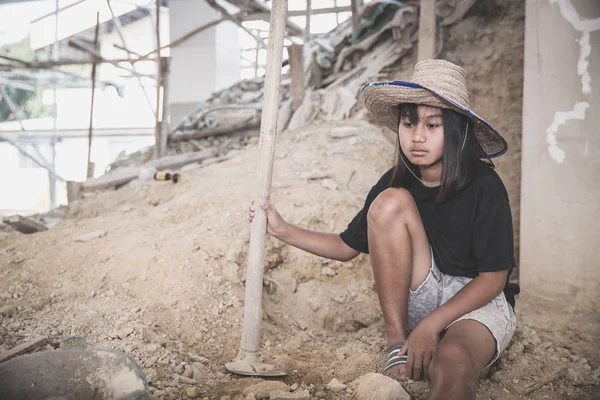 Çocuk işçilere karşı inşaat alanında çalışan fakir çocuklar. — Stok fotoğraf