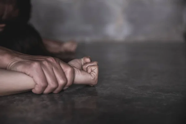 Mão de homem segurando uma mão de mulher por estupro e abuso sexual — Fotografia de Stock