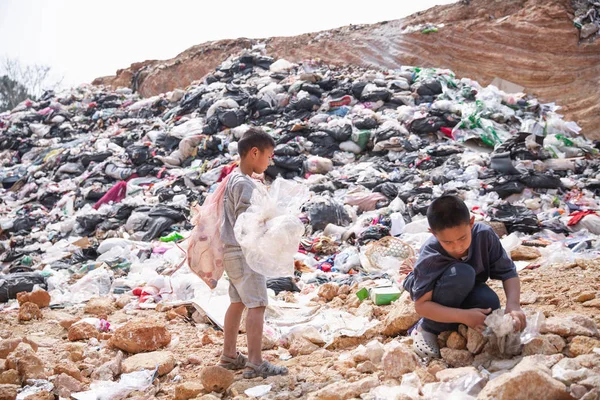 Les enfants trouvent des ordures à vendre et les recyclent dans les décharges, le — Photo