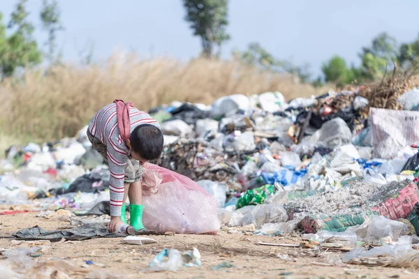 Los niños pobres recogen basura para la venta debido a la pobreza, basura — Foto de Stock