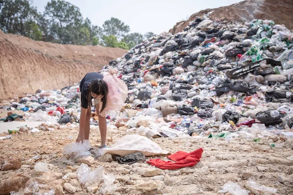 Los niños encuentran chatarra para la venta y los reciclan en vertederos, la l — Foto de Stock