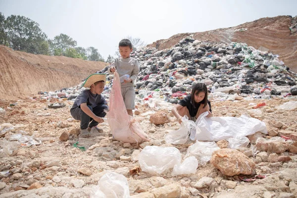 Fattiga barn samlar skräp till salu på grund av fattigdom, Skräp — Stockfoto