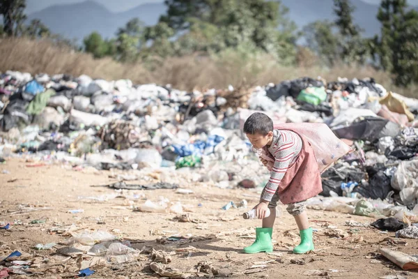 Poor children collect garbage for sale because of poverty, Junk