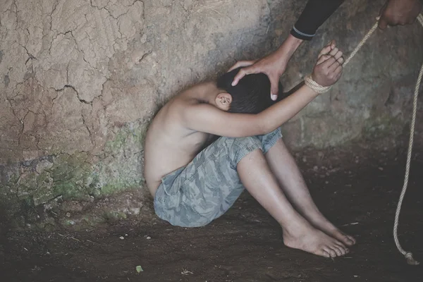 Víctima niño con las manos atadas con cuerda en el estrés emocional y — Foto de Stock