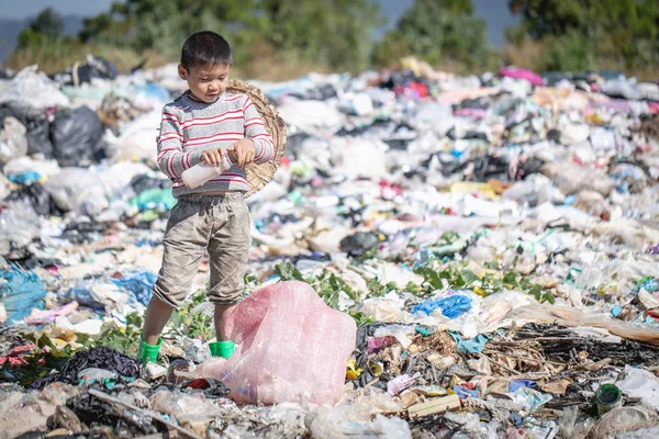 Child walk to find junk for sale and recycle them in landfills, — Stock Photo, Image