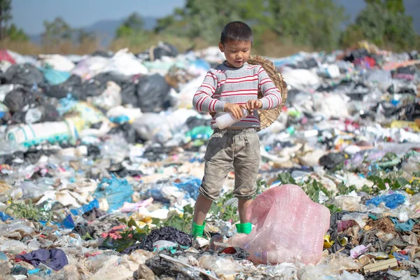 貧しい少年が彼の生活を得るために彼の袋のゴミを収集, — ストック写真