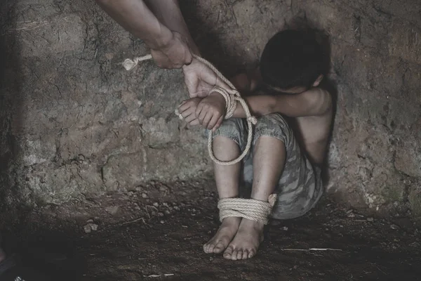 Vítima menino com as mãos amarradas com corda em estresse emocional e — Fotografia de Stock