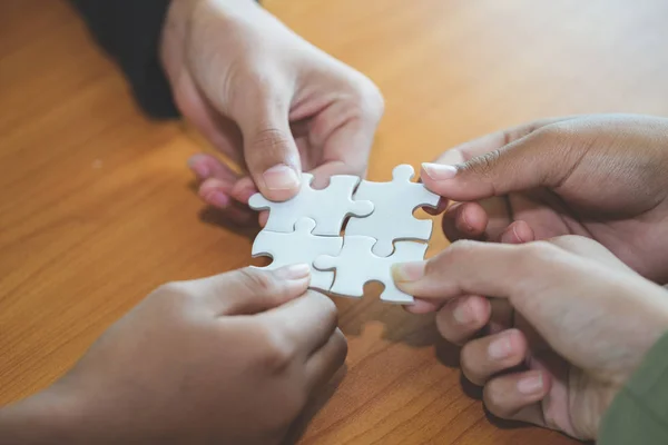 Persone che aiutano a assemblare puzzle, cooperazione nel processo decisionale — Foto Stock