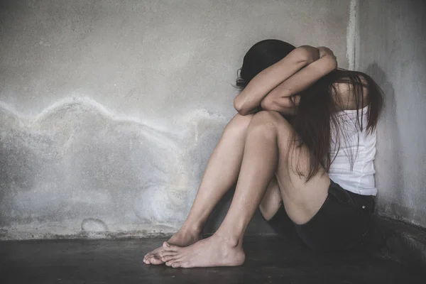 Women sitting on the floor crying with depression, Depressed wo — Stock Photo, Image