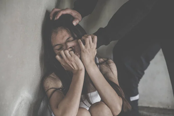 Kadın, Aile içi şiddet, şiddetli korku içinde yüzünü kaplayan yo — Stok fotoğraf