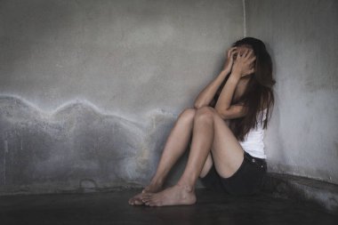  Depresyon ile ağlayarak katta oturan kadın depresif wo