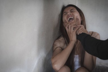 Bir adam kadın boyun boğmaya el kullanın. Koca kullanım force assa için