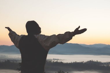 Adam Tanrıya şükür dağ sunrise sabah itibariyle, dua 