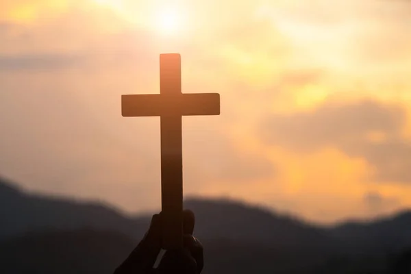 Mulher com cruz de madeira nas mãos orando por bênção de deus o — Fotografia de Stock