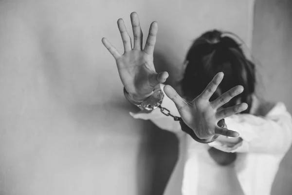 The slave girl was handcuffed and kept. Women violence and abuse — Stock Photo, Image