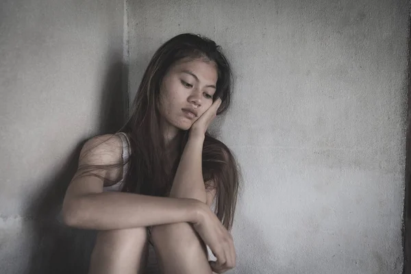 Donne sedute sul pavimento che piangono di depressione, Domestico vio — Foto Stock