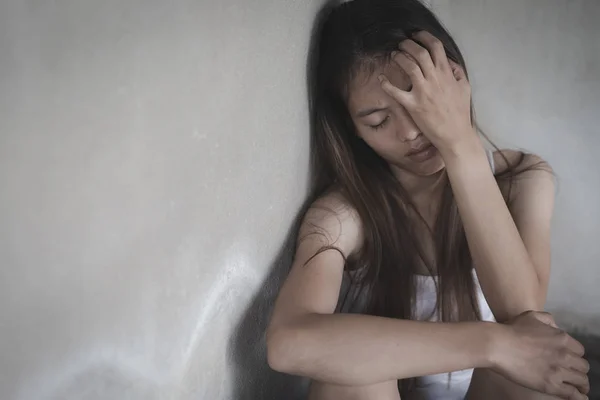 Sad woman sitting alone in a empty room . domestic violence, int — Stock Photo, Image