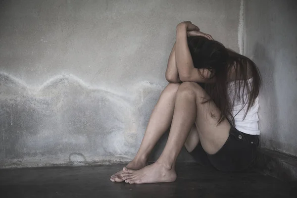 Жінка лежить на підлозі, плаче з депресією, депресивна жінка — стокове фото