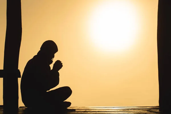 Silueta de manos humanas jóvenes rezando a Dios al amanecer, Ch —  Fotos de Stock