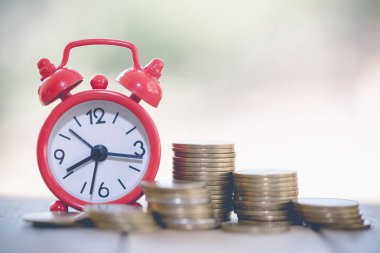 Masada madeni para ile saat. Zaman yatırım veya emeklilik tasarruf.