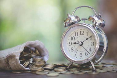 Masada madeni para ile saat. Zaman yatırım veya emeklilik tasarruf.