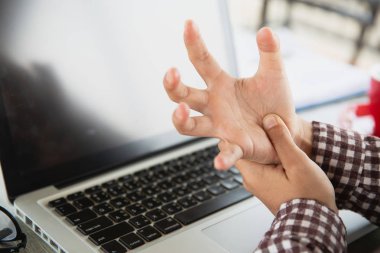 Genç kadınlar neden elinde acı olduğunu yardıma com