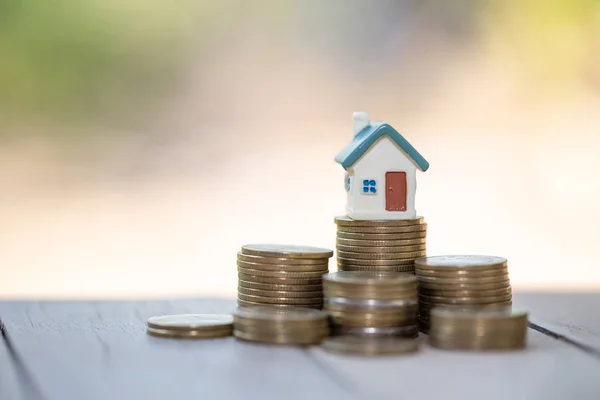 硬貨、お金と家、住宅ローン、貯蓄のスタック上のミニ家 — ストック写真