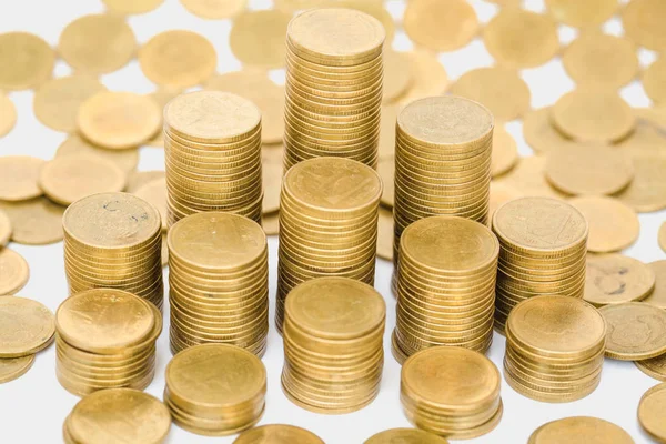 Gouden munten stapels geïsoleerd op witte achtergrond. — Stockfoto