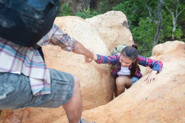 Ayudando a la mano. mujer excursionista conseguir ayuda en caminata sonriendo feliz ov — Foto de Stock