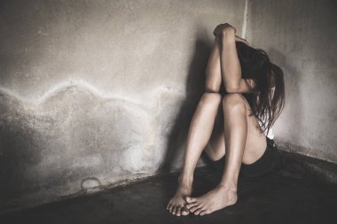  Depresyon, Aile problemleri ile yerde oturan kadınlar, 