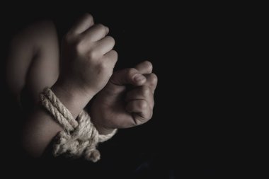 Kurban çocuk elleri ile duygusal stres iple bağladı ve 
