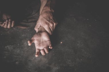 Adam elinde bir kadın tecavüz ve cinsel elele yakın çekim 
