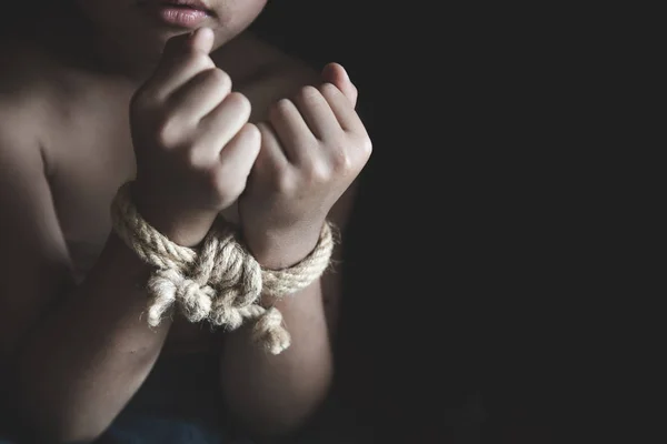 Жертва мальчик с руками, связанными веревкой в эмоциональном стрессе и — стоковое фото