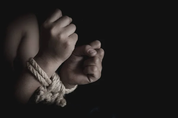 Víctima niño con las manos atadas con cuerda en el estrés emocional y —  Fotos de Stock