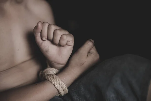 Beznadějný dítě ruce svázané provazy, obchod s lidmi, — Stock fotografie