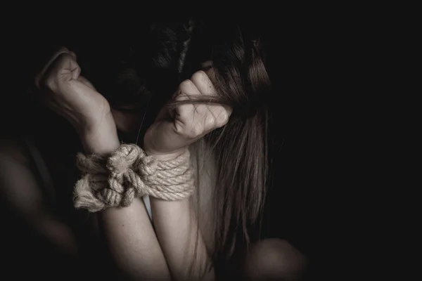 La femme esclave est attachée avec une corde, arrêtez à nouveau les actes de violence — Photo