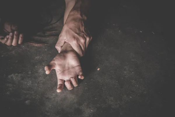 Κοντινό πλάνο του ανθρώπου χέρια κρατώντας μια γυναίκα τα χέρια για το βιασμό και τη σεξουαλική — Φωτογραφία Αρχείου