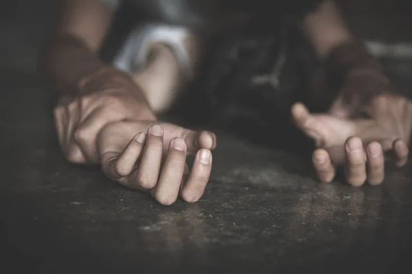 Närbild av mannen händerna håller en kvinna hand för våldtäkt och sexuella — Stockfoto